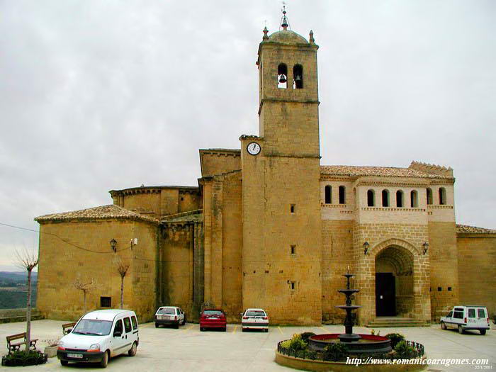 VISTA NORTE DEL TEMPLO CON SU ACCESO GÓTICO DESDE LA PLAZA DEL PUEBLO